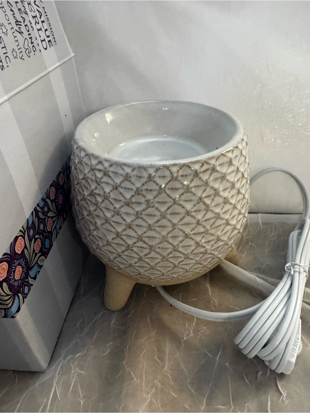 Scentsy “Take a Stand” Cream and Tan Textured Ceramic Tripod Warmer